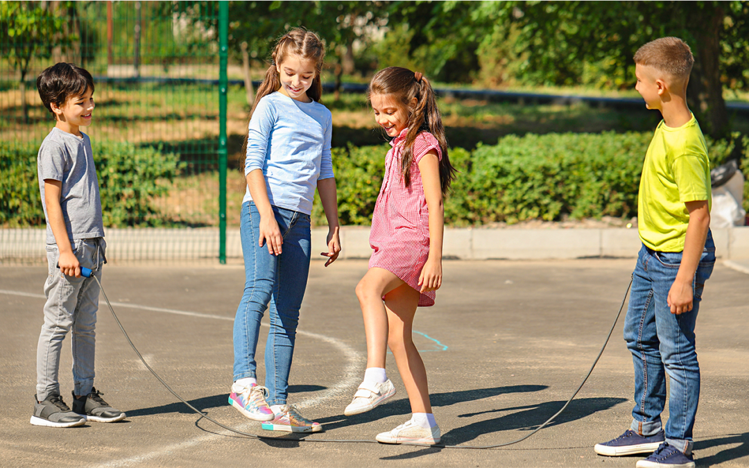 Enfants en école primaire jouant à la corde à sauter - Équipements scolaires SportiRun.